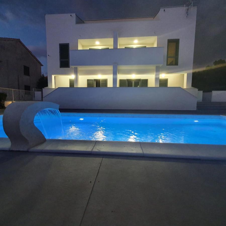 Villa Aquamarine Apartments ノヴァリャ エクステリア 写真