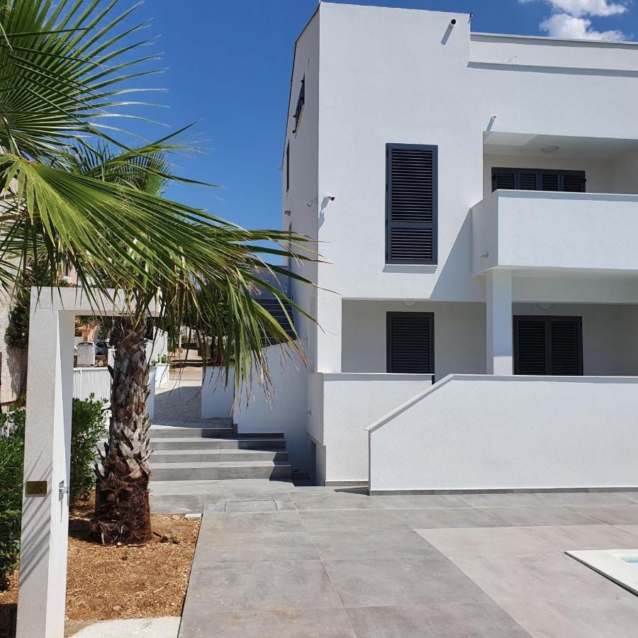Villa Aquamarine Apartments ノヴァリャ エクステリア 写真