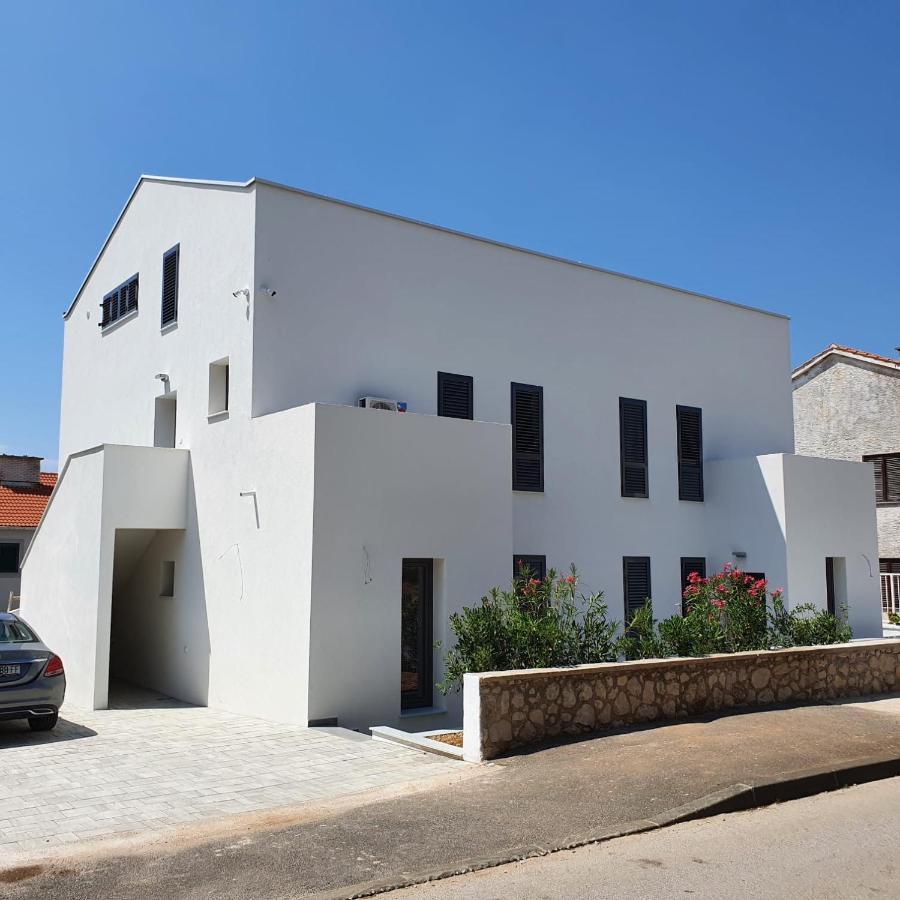 Villa Aquamarine Apartments ノヴァリャ エクステリア 写真